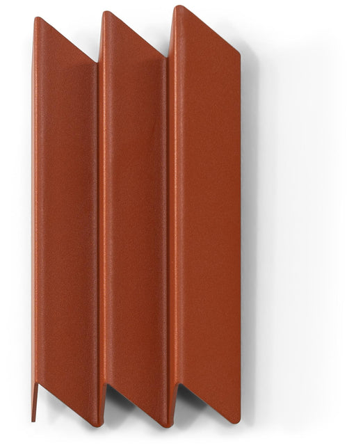 Wandgarderobe SENSU Small in Rostbraun mit drei gefalteten Stahl-Paneelen, Gesamtansicht.