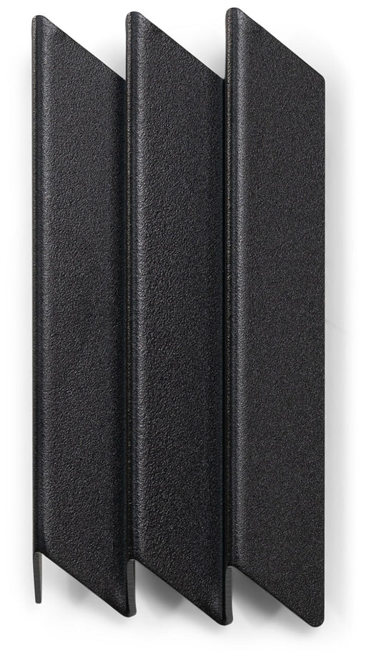 Wandgarderobe SENSU Small aus Stahl in Anthrazit mit gefalteter Optik, Gesamtansicht von vorne.