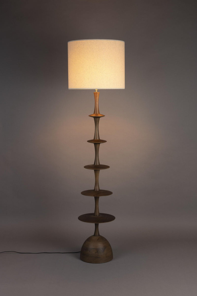 Stehlampe Cath Walnut | Mid-Century Design aus Mangoholz