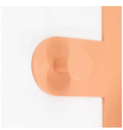 Nahaufnahme eines orangefarbenen Wandhakens in Form des Buchstabens C