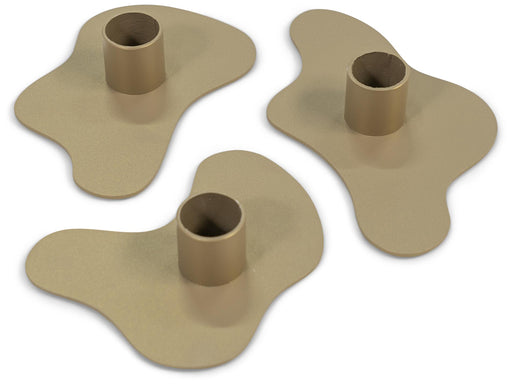 Gesamtansicht des Spinder MELT Kerzenhalter 3er-Set mit organisch geformten Sockeln und zentralen Kerzenaufnahmen in Beige.