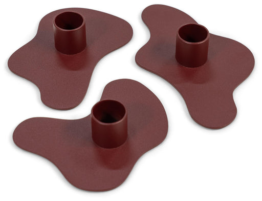 Spinder MELT Kerzenhalter 3er-Set mit organisch geformten bordeauxroten Haltern und zylindrischen Aufnahmen in Gesamtansicht.