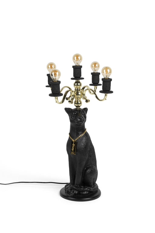 Bold Monkey Stehlampe Gekrönter Panther in Schwarz mit goldfarbenem Kandelaber-Armgestell, Gesamtansicht.