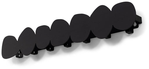Spinder Tumulo Large Stahl Wandgarderobe im skandinavischen Design in Schwarz mit sechs ovalen Haken in Gesamtansicht.
