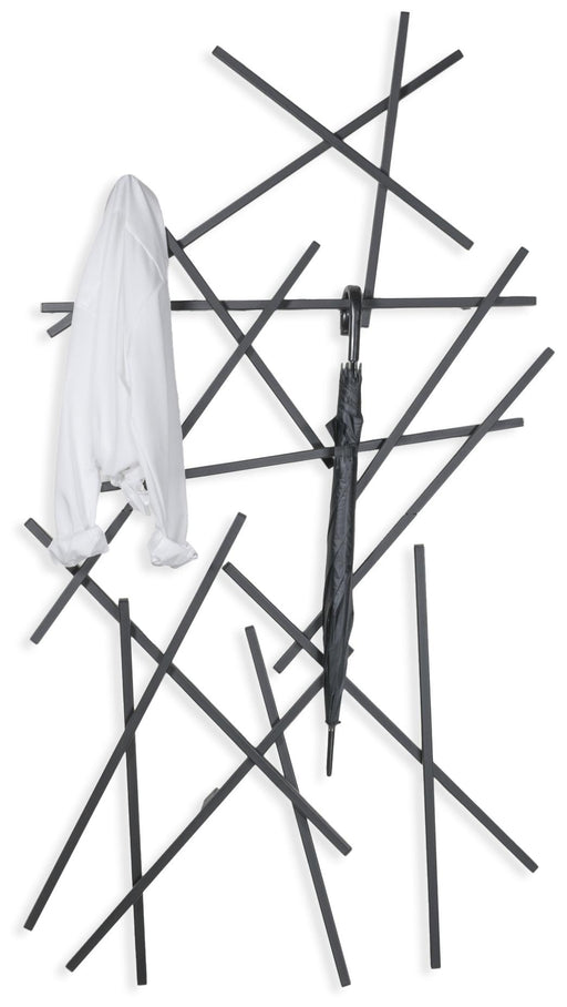 Spinder Garderobe MATCHES Black mit schwarzem Metallgestell und aufgehängten weißen und schwarzen Textilien in Gesamtansicht.