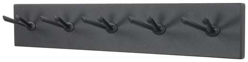 Spinder PULL 5 Garderobe mit fünf schwarzen Haken an grauer Wand, Gesamtansicht von vorne.