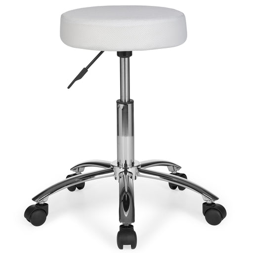 Arbeitshocker Rollhocker mit weißem gepolstertem Sitz und fünfrädigem Metallgestell in Schrägansicht.