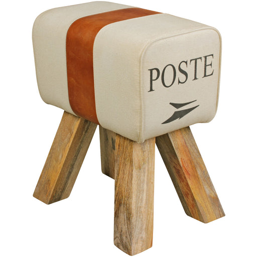 Sitzhocker CANVAS mit cremefarbenem Baumwollgewebe, braunem Ledereinsatz und Holzbeinen in Gesamtansicht von vorne.