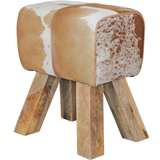 Sitzhocker Turnbock mit braun-weißem Ziegenfellbezug und Holzbeinen in Gesamtansicht.