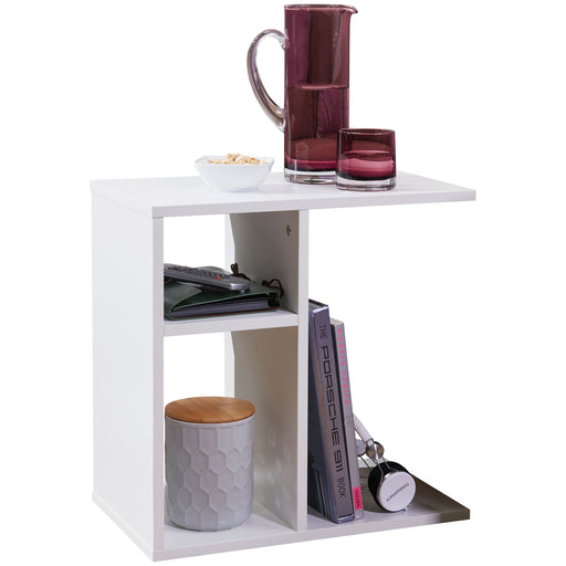 Weißer Beistelltisch mit offenen Fächern, Tischplatte mit Getränkegläsern und Schüssel, Stauraum mit Büchern und Accessoires.