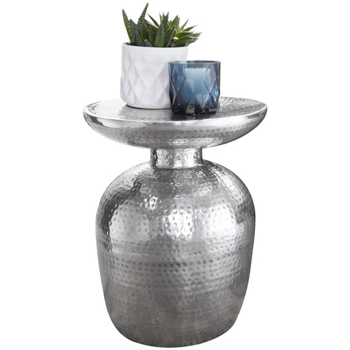 Beistelltisch Aluminium Silber rund mit gehämmerter Oberfläche und abgestufter Tischplatte in Gesamtansicht.