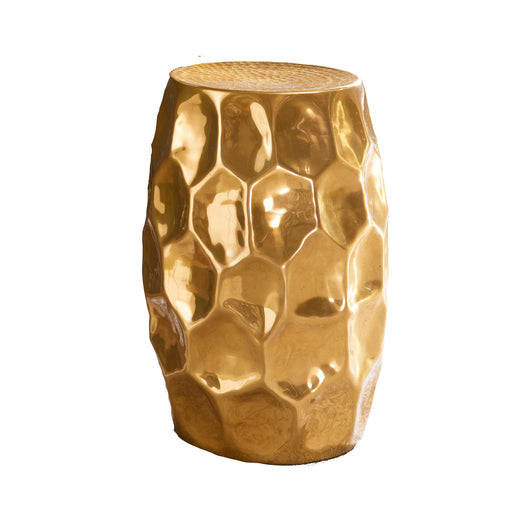 Beistelltisch Aluminium Gold in Gesamtansicht mit geometrisch strukturierter Oberfläche und runder Holzplatte oben.