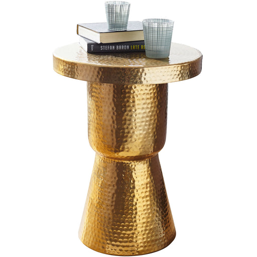 Runder Beistelltisch mit gehämmerter Metalloberfläche in Gold und weißer Einlage, beladen mit Büchern und Gläsern.