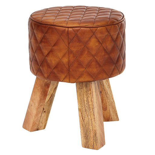 Sitzhocker mit cognacfarbenem Lederbezug und gestepptem Rautenmuster auf massiven Holzbeinen, Gesamtansicht.