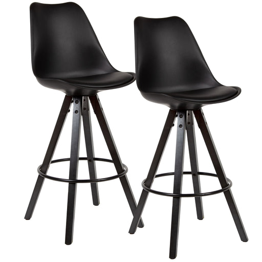 Gesamtansicht: Zwei schwarze Barhocker mit Kunstledersitz und Massivholzbeinen in skandinavischem Design.