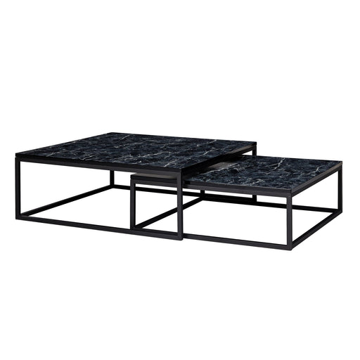 Couchtisch 2er Set Schwarz Marmoroptik mit verschobenen Platten auf schwarzem Metallgestell, Gesamtansicht.