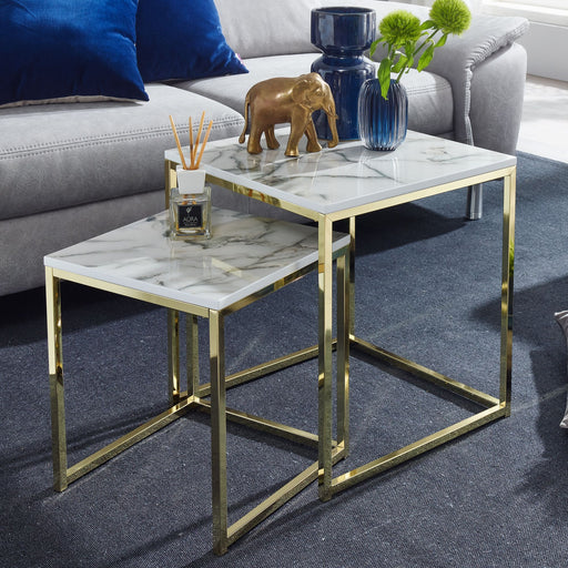 Beistelltisch 2er Set mit weißer Marmoroptik-Platte und goldenen Metallbeinen in Gesamtansicht.