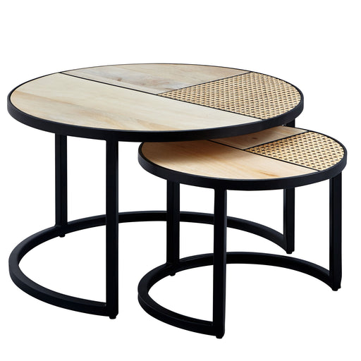 Zwei runde Couchtische mit Mangoholz-Tischplatten, Rattan-Details und schwarzem Metallgestell in verschachtelter Anordnung.