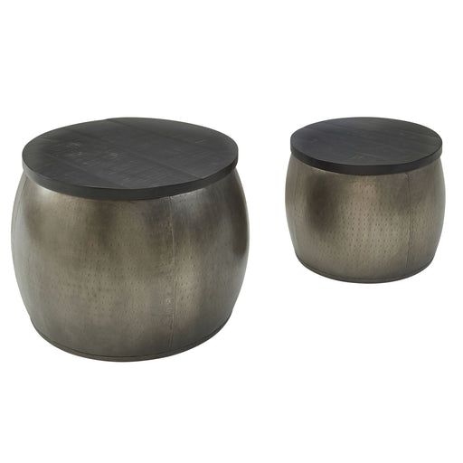 Gesamtansicht eines zweiteiligen Couchtisch-Sets mit rundem schwarzem Tablett und bauchigem Mangoholz-Korpus in Silber.