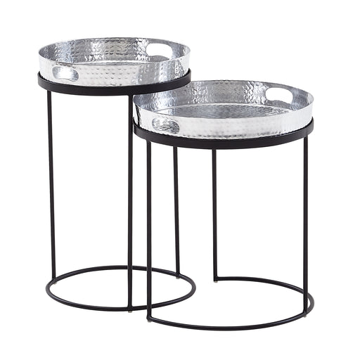 Beistelltisch 2er Set Rund mit gestaffelten silbernen Tabletts und schwarzen Metallgestellen in Hammerschlag-Optik.