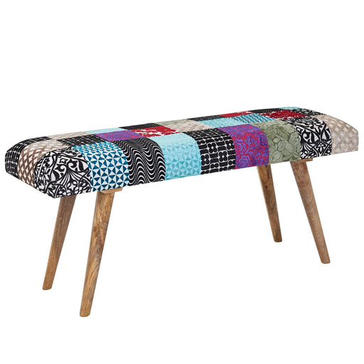 Sitzbank Patchwork Samt Massivholz mit buntem Patchwork-Bezug und Holzbeinen in Gesamtansicht.