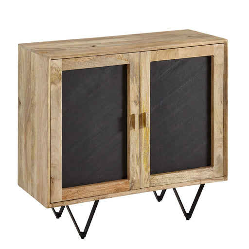 Sideboard mit zwei Glastüren und schwarzem Steinoptik-Dekor, Mangaholz-Rahmen und V-förmigen Metallbeinen in Gesamtansicht.