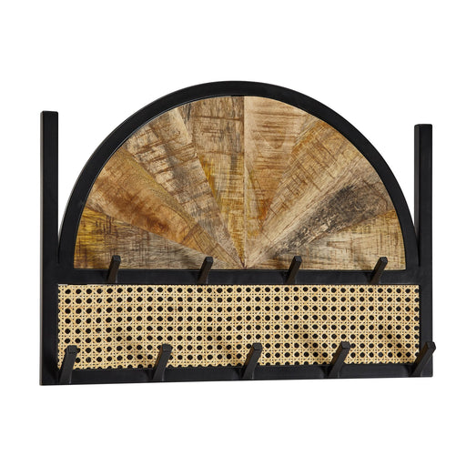 Wandgarderobe Mango Rattan mit halbrundem Holzpaneel, Wiener Geflecht und vier schwarzen Haken in Gesamtansicht.