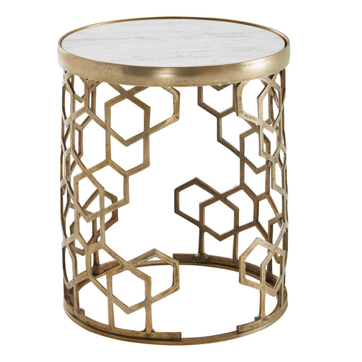 Runder Beistelltisch mit weißer Marmorplatte und goldenem Metallgestell mit geometrischem Hexagon-Muster in Gesamtansicht.