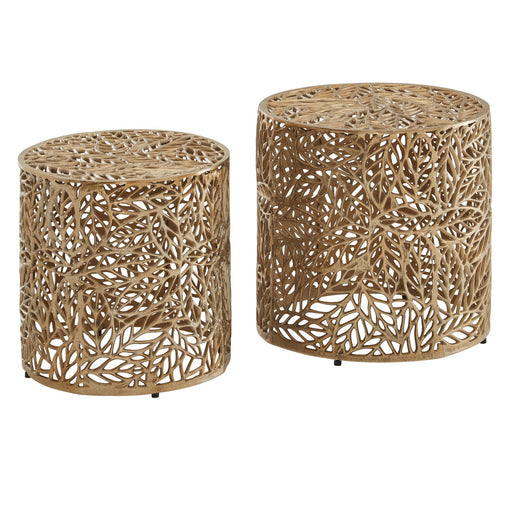 Zwei runde Beistelltische aus Aluminium in Gold mit durchbrochenem Blumenmuster in Gesamtansicht nebeneinander.