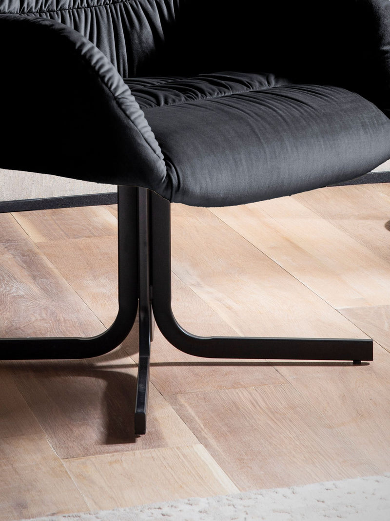 Loungesessel Samt Schwarz gepolstert Metallbeine Design Cocktailsessel