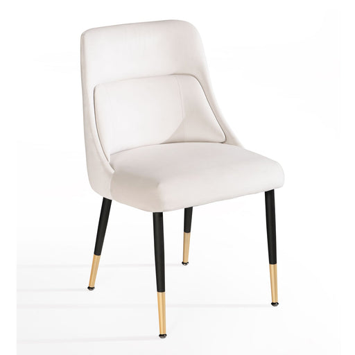 Esszimmerstuhl Samt Beige in Gesamtansicht mit cremefarbenem Samtbezug und schwarzen Metallbeinen.