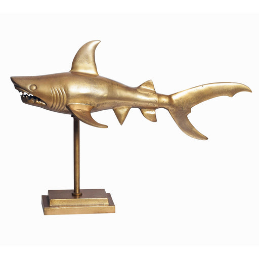 Gesamtansicht der Dekofigur Hai in Gold mit ausgebreiteten Flossen auf rechteckigem Sockel.
