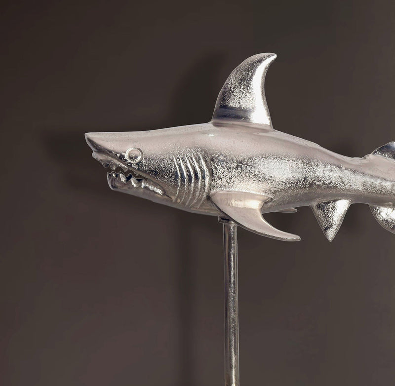Dekofigur Hai Aluminium Silber 70cm Maritim mit Sockel Modern