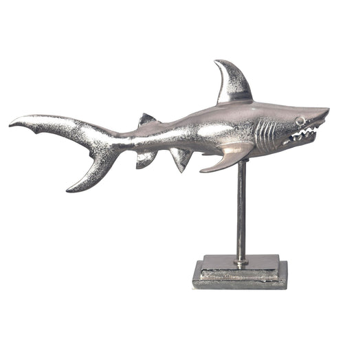 Dekofigur Hai Aluminium Silber 70cm Maritim mit Sockel Modern in Seitenansicht auf rechteckigem Metallfuß.