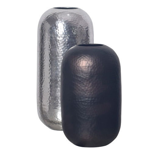 Zwei moderne Vasen mit Hammerschlag-Oberfläche in Silber und Schwarz-Bronze, Gesamtansicht.