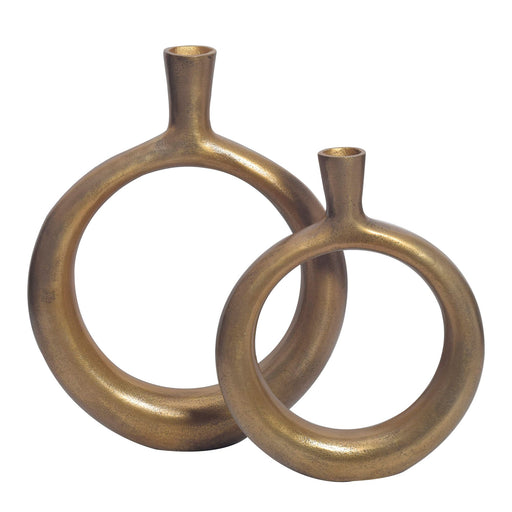 Zwei goldfarbene, ringförmige Vasen des Vase 2er Set Aluminium Gold Donut Modern Rund Tischdeko in gestaffelten Größen.