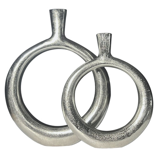Gesamtansicht des Vase 2er Set Aluminium Silber Donut Modern Rund Handgefertigt mit zwei silbernen Ringvasen nebeneinander.