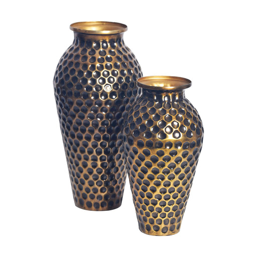 Zwei Vasen des 2er Sets in Gesamtansicht, große und mittlere Größe mit gepunztem Muster und goldener Oberfläche.