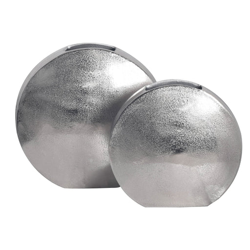 Gesamtansicht des Vase 2er Set Aluminium Silber Rund Modern Handgefertigt mit zwei silbernen Kugelvasen in unterschiedlichen Größen.