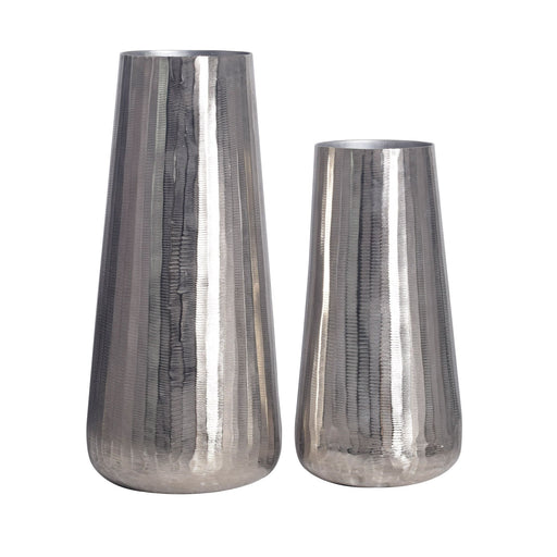 Zwei silberne Vasen aus Aluminium in konischer Form mit strukturierter Oberflläche, Gesamtansicht.