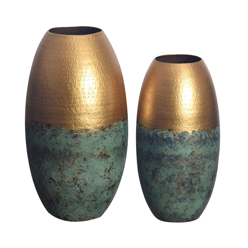 Zwei ovale Vasen aus Aluminium in Gold und Patina-Grün, Gesamtansicht nebeneinander.