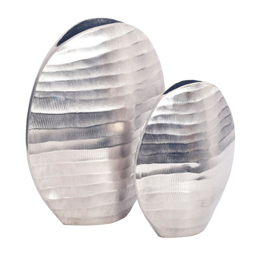 Zwei silberne Vasen im Vase 2er Set Aluminium Silber mit strukturiertem Wellenmuster in Gesamtansicht.