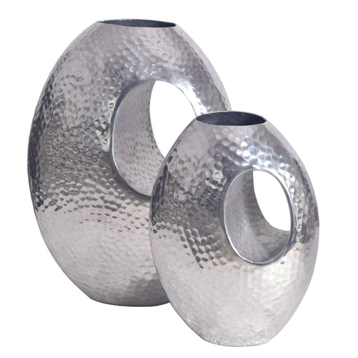 Gesamtansicht zweier ovaler Vasen aus Aluminium in Silber mit Hammerschlag-Oberfläche und Tragegriffen.
