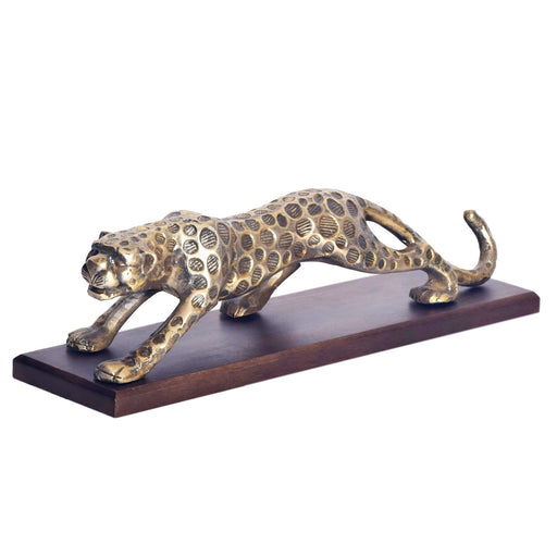 Gesamtansicht der Dekofigur Panther aus goldenem Aluminium auf Massivholz-Sockel in streckender Pose.
