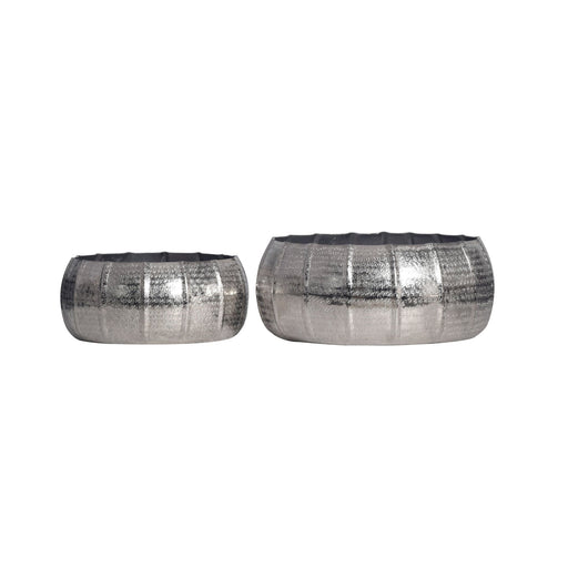 Zwei silberne Pflanzkübel aus Aluminium mit Hammerschlag-Oberfläche in unterschiedlichen Größen, Gesamtansicht.