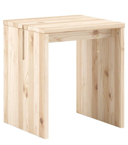 Hocker JOIN-IN Stool Raw aus Kiefer Massivholz in Natur, Gesamtansicht von schräg vorne.
