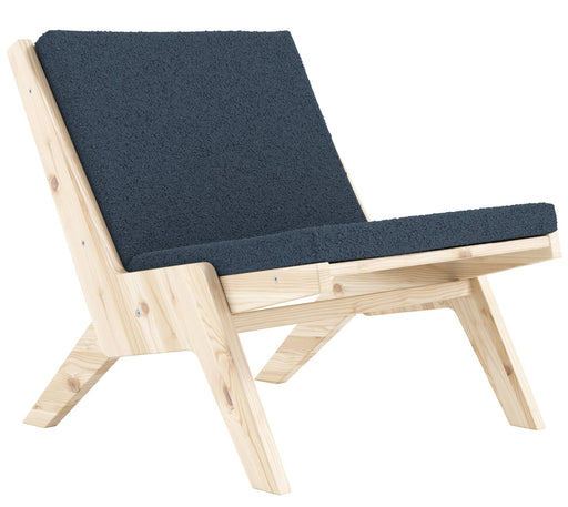 Design Sessel SWAY Lounge Chair in Gesamtansicht mit Kiefer-Gestell und dunkelblauem Polster.