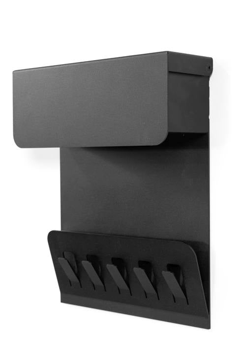 Wandgarderobe KEEPER Schwarz in Gesamtansicht mit Klappe und fünf Haken aus schwarzem Stahl.