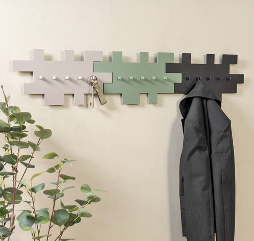 Garderobe TETROMINO Hakenleiste in drei Farbtönen (Weiß, Grün, Anthrazit) an der Wand montiert mit aufgehängtem Mantel.