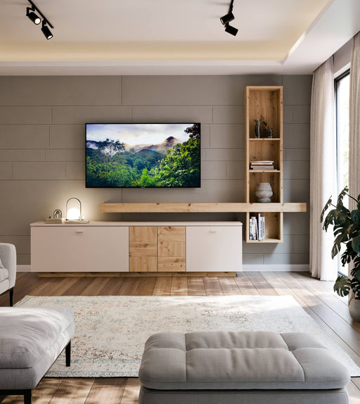 TV-Kombination LOUOTO 1 mit sandfarben Fronten und Artisan-Eiche-Elementen in Gesamtansicht an grauer Wand.